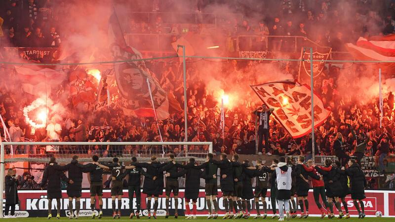 St. Pauli feiert nach Schlusspfiff begleitet von der Pyroshow ihrer Fans.
